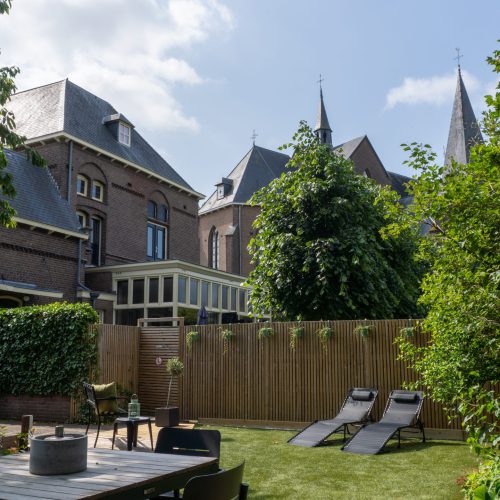 Tuin voor gasten van vakantiewoningen De Pastorie, Boven-Leeuwen, Land van Maas en Waal te Gelderland,