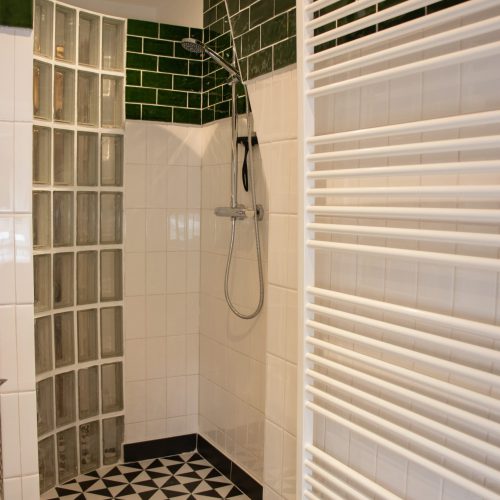 Badkamer van vakantiewoning De Pastoor, Vakantiewoningen De Pastorie te Boven-Leeuwen.