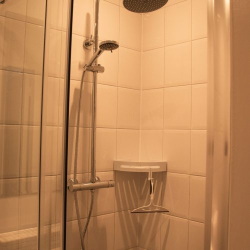 Badkamer van vakantiewoning De Kapelaan. Vakantiewoningen De Pastorie in het Land van Maas en Waal.