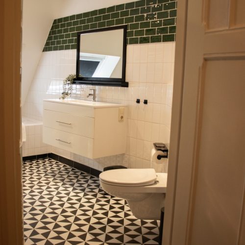 Badkamer van vakantiewoning De Pastoor, Vakantiewoningen De Pastorie te Boven-Leeuwen.