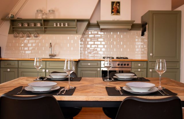 Keuken van vakantiewoning De Pastoor, Vakantiewoningen De Pastorie te Boven-Leeuwen.