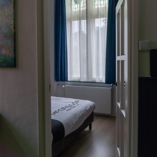 Slaapkamer van vakantiewoning De Kapelaan. Vakantiewoningen De Pastorie in het Land van Maas en Waal.