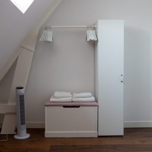 Roze slaapkamer van vakantiewoning De Pastoor, Vakantiewoningen De Pastorie te Boven-Leeuwen.