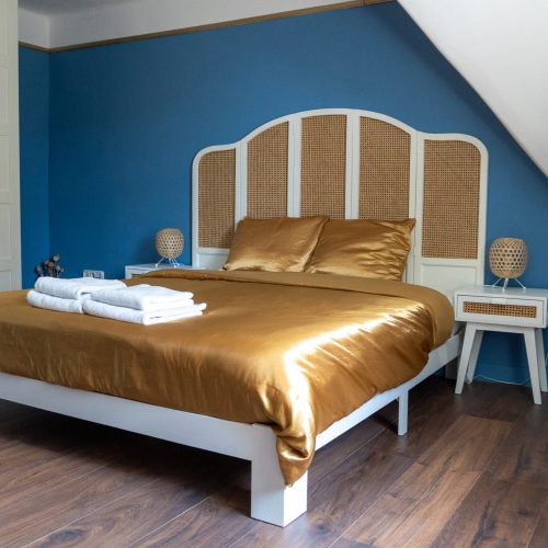 Blauwe slaapkamer van vakantiewoning De Pastoor, Vakantiewoningen De Pastorie te Boven-Leeuwen.