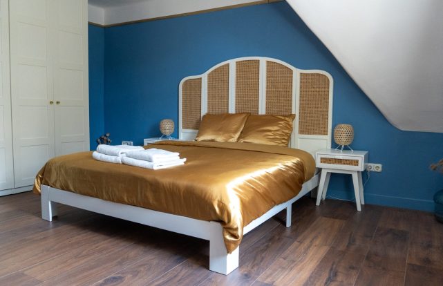 Blauwe slaapkamer van vakantiewoning De Pastoor, Vakantiewoningen De Pastorie te Boven-Leeuwen.