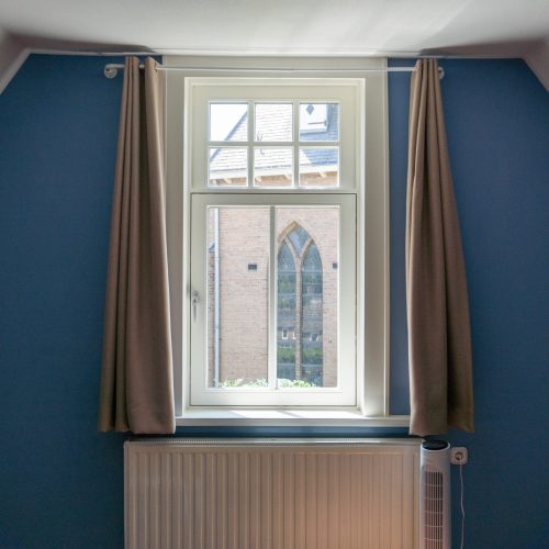 Blauwe slaapkamer van vakantiewoning De Pastoor, Vakantiewoningen De Pastorie te Boven-Leeuwen.