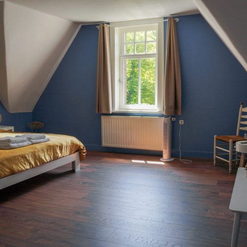 Blauwe slaapkamer van de De Pastoor, Vakantiewoning De Pastorie te Boven-Leeuwen