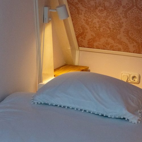 Roze slaapkamer van vakantiewoning De Pastoor, Vakantiewoningen De Pastorie te Boven-Leeuwen.