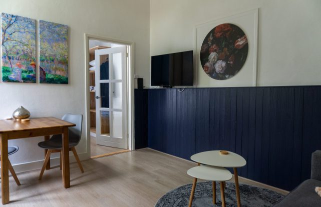 Woonkamer van vakantiewoning De Kapelaan, Vakantiewoningen De Pastorie in het Land van Maas en Waal.